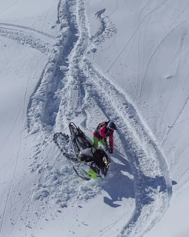 Savage Sledderz Guides & Instructors Aleah Hockin Proper Foot Placement